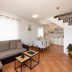 House Marina בית נופש פוסטיר